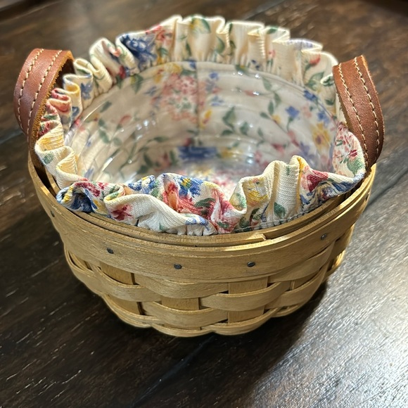 Authentic Longaberger Basket with Sweet Floral Fabric Liner!  Like New! 💐 - Picture 1 of 12